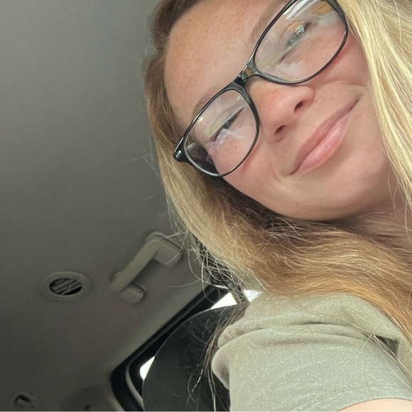 Meet your Posher, Alexus - Picture 2 of 2